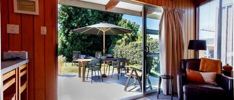 TV connectée, cheminée, lecteur de DVD, livres