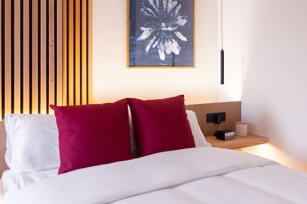 Kamar Standar | Seprai premium, minibar, brankas, dan tirai kedap cahaya