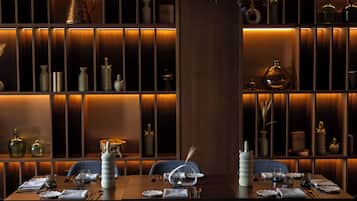 2 restaurantes, se sirven desayunos, comidas y cocina internacional