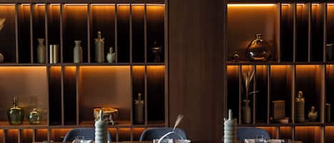 2 restaurants, breakfast, lunch, dinner served; international cuisine