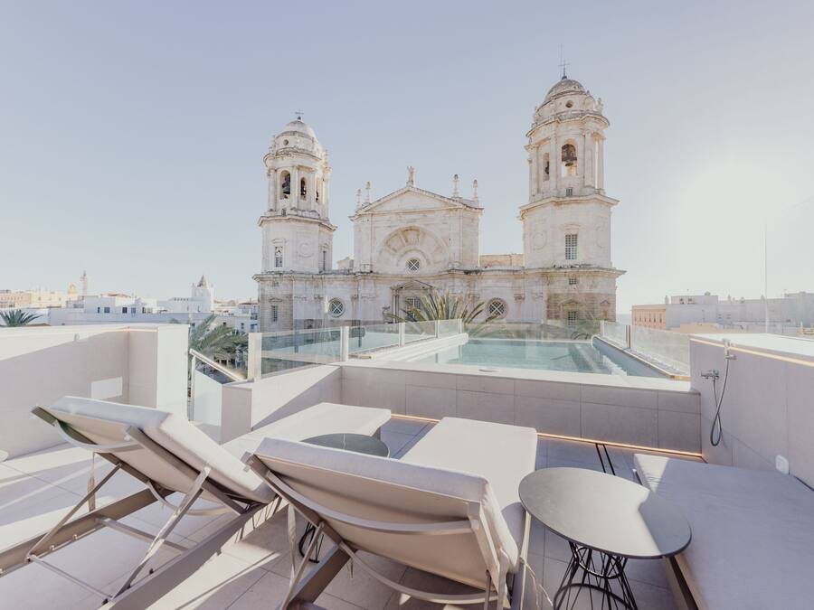 Een buitenzwembad, open van 10.00 uur tot 18.00 uur, en ligstoelen