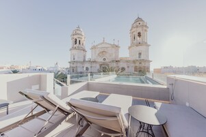 Outdoor pool, open 10:00 AM to 6:00 PM, sun loungers