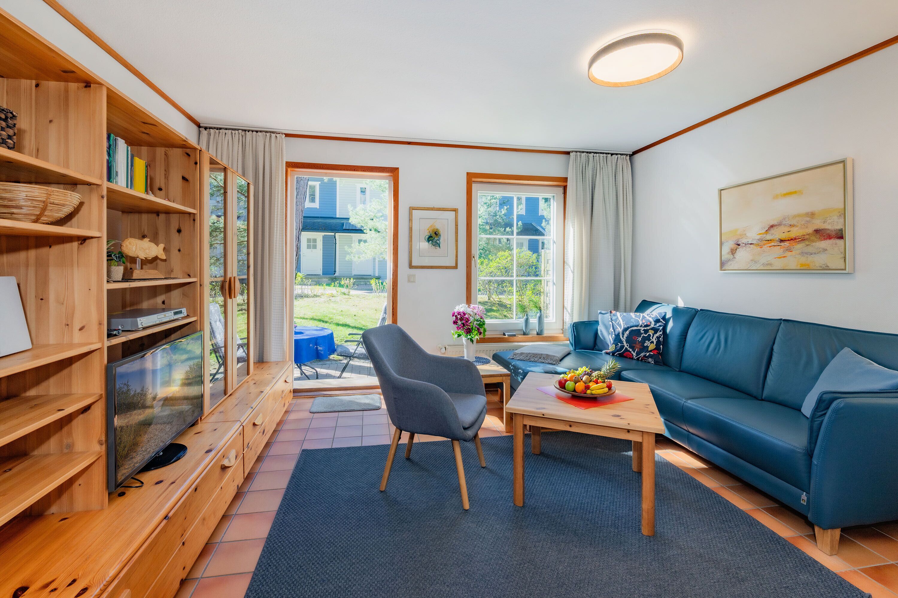 Fernseher, DVD-Player, Tischtennisplatte, Bücher