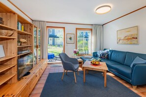 Télévision, lecteur de DVD, table de tennis de table, livres