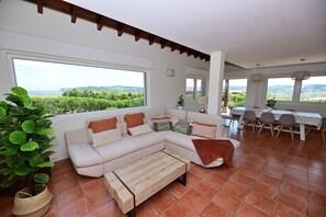 Een televisie en boeken