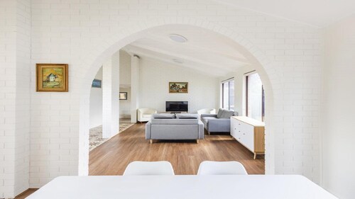 Cabana Feliz - a fully furnished, pet-friendly cottage