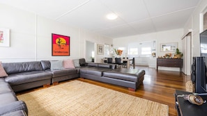 TV - Leonards Beachshack - Lifestyle Yamba (YAMBA)