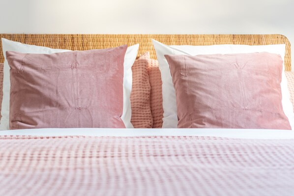 A bed with a checkered bedspread and two pillows. - Vincennes Sauvage (Vincennes)