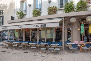 Front of property - Vincennes Sauvage  (Vincennes)