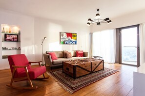 Căn hộ, 2 phòng ngủ, bồn tắm thủy lực | Khu phòng khách | TV màn hình phẳng 30-inch có truyền hình cáp, TV 