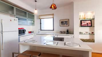 Apartment, 2 Bedrooms, Jetted Tub | Private kitchen | Full-sized fridge, microwave, oven, stovetop