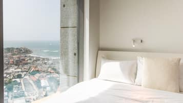 Apartemen, 2 kamar tidur, jet tub | Didekorasi berbeda-beda dan dilengkapi dengan perabotan berbeda-beda