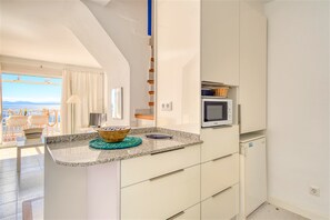 Køleskab, mikrobølgeovn, ovn, kaffe-/temaskine