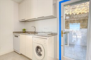 Fridge, microwave, oven, coffee/tea maker