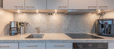 Kühlschrank, Mikrowelle, Ofen, Herdplatte