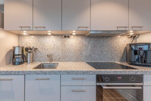 Geladeira, micro-ondas, fogão, cooktop