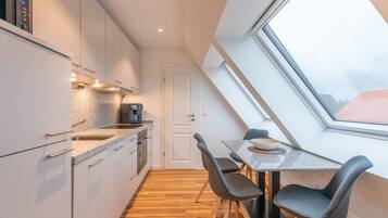 Wasserkocher mit Kaffee-/Teezubehör, Kühlschrank, Mikrowelle, Ofen