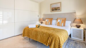 A modern hotel room with a large bed, two bedside tables, a painting on the wall, and a large wardrobe. - Luxurious penthouse in Marbella with pool, WiFi, pets allowed, air conditioning (Marbella)