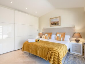 4 bedrooms, free WiFi, bed sheets - Luxurious penthouse in Marbella with pool, WiFi, pets allowed, air conditioning (Marbella)