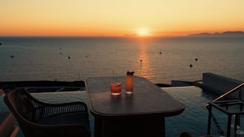 Unwind Sunset & Sea View Junior Suite with Pool | 객실 내 식사 공간