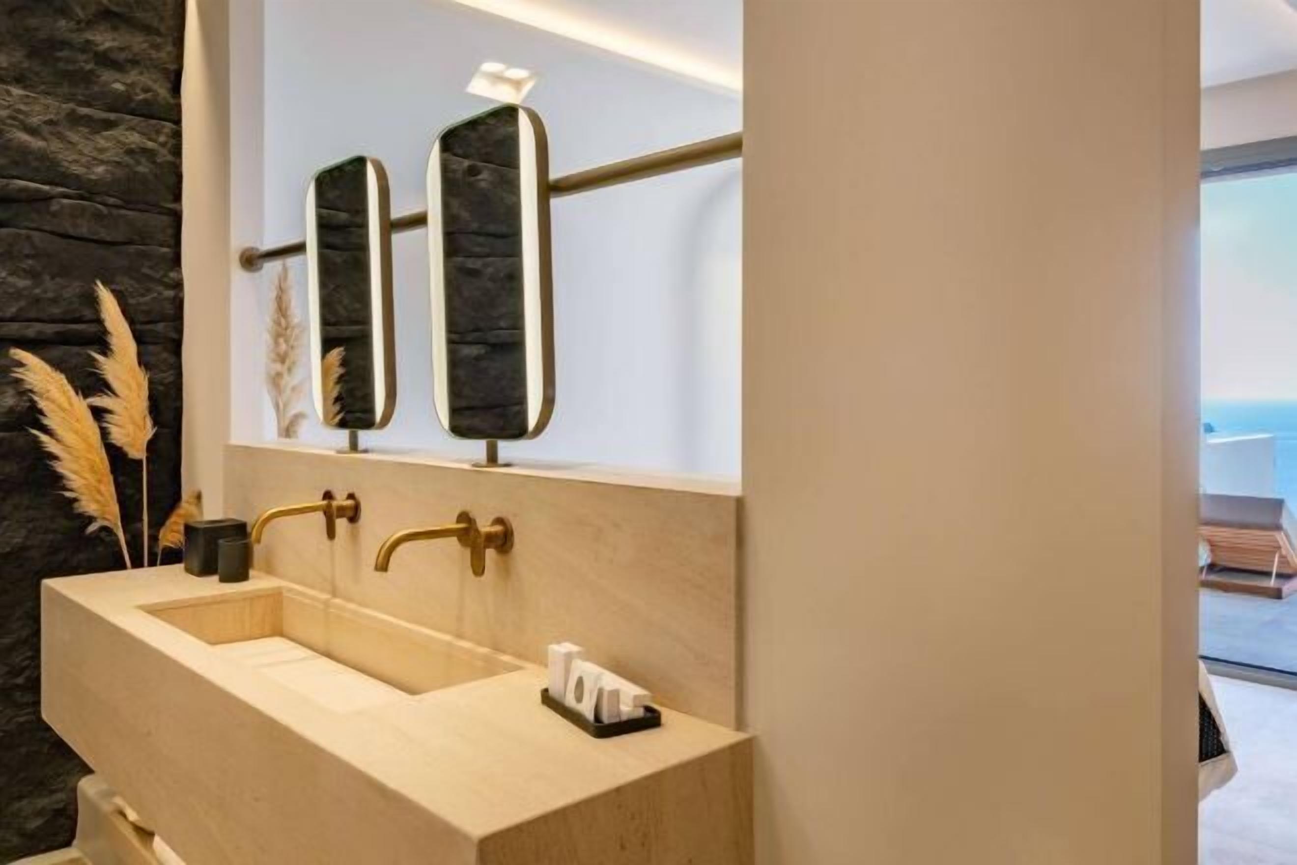 Badkamer | Een douche,  milieuvriendelijk toiletgerief, een haardroger, badjassen