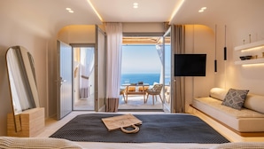 Unwind Sunset & Sea View Junior Suite with Pool | Minibar, safe på rommet, lydisolert og strykejern/-brett