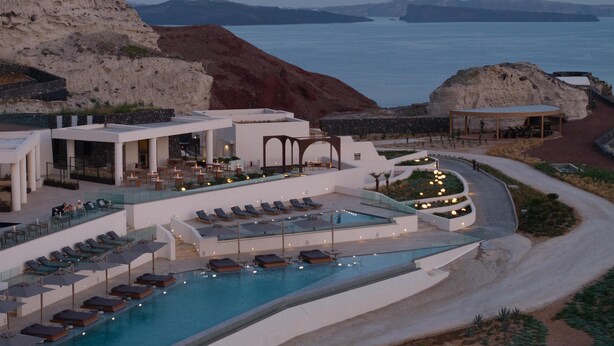 Ett semesterhotell med pool, utomhusservering och utsikt över havet.