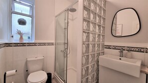 Dusche, Haartrockner, Handtücher, Toilettenpapier