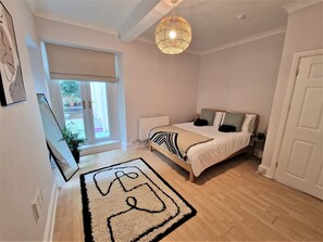 2 bedrooms, iron/ironing board, WiFi, bed sheets - Seafront Apartment with Garden - Perfect location in Mumbles (Swansea)