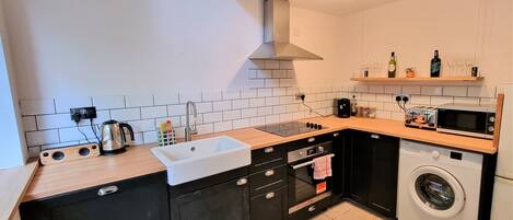 ثلاجة، ميكروويف، فرن، موقد طهي مسطح