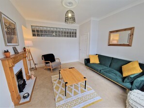 Smart TV - Seafront Apartment with Garden - Perfect location in Mumbles (Swansea)