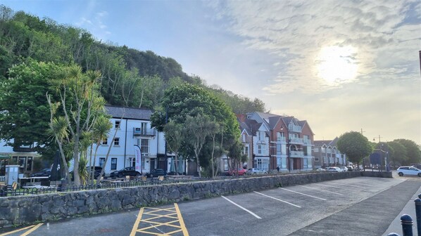 Exterior - Seafront Apartment with Garden - Perfect location in Mumbles (Swansea)