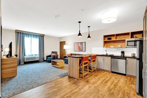 Suite, 1 Bedroom (Living/Dining Area) | 1 bedroom, desk, iron/ironing board, free cribs/infant beds