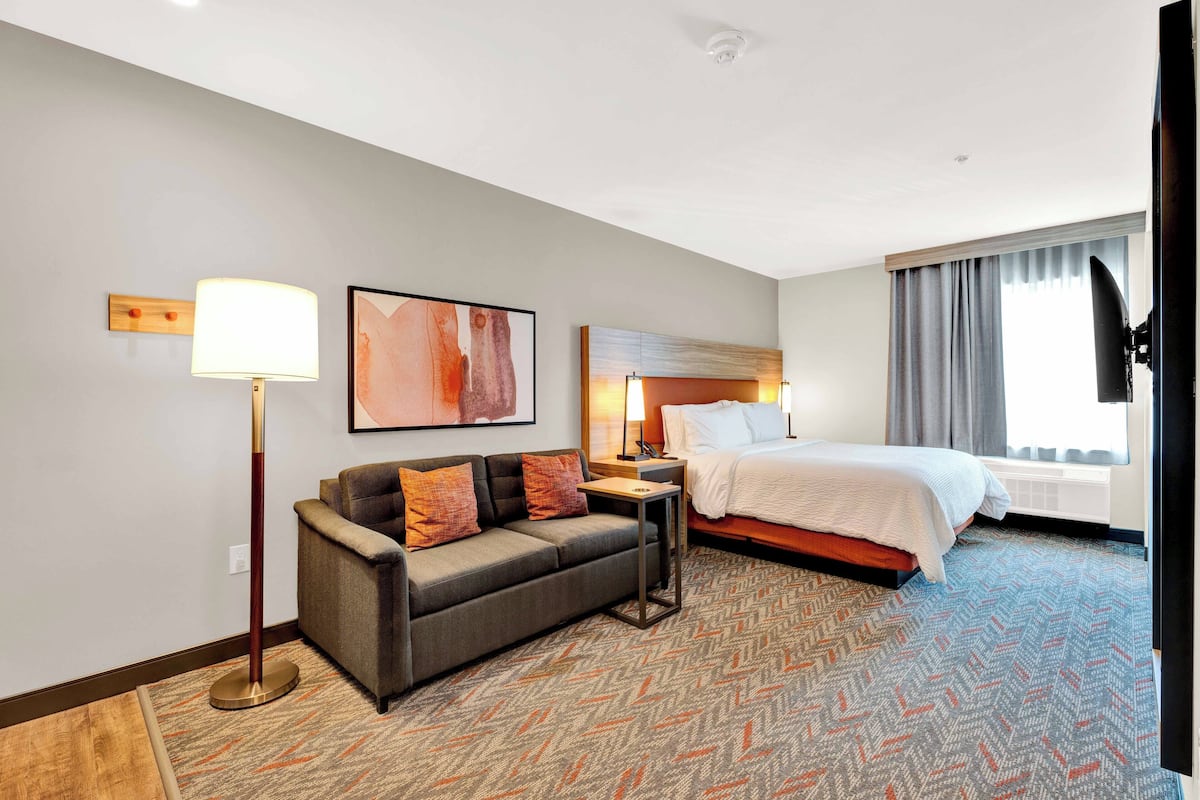 Studio Suite, 1 King Bed with Sofa bed | Room amenity