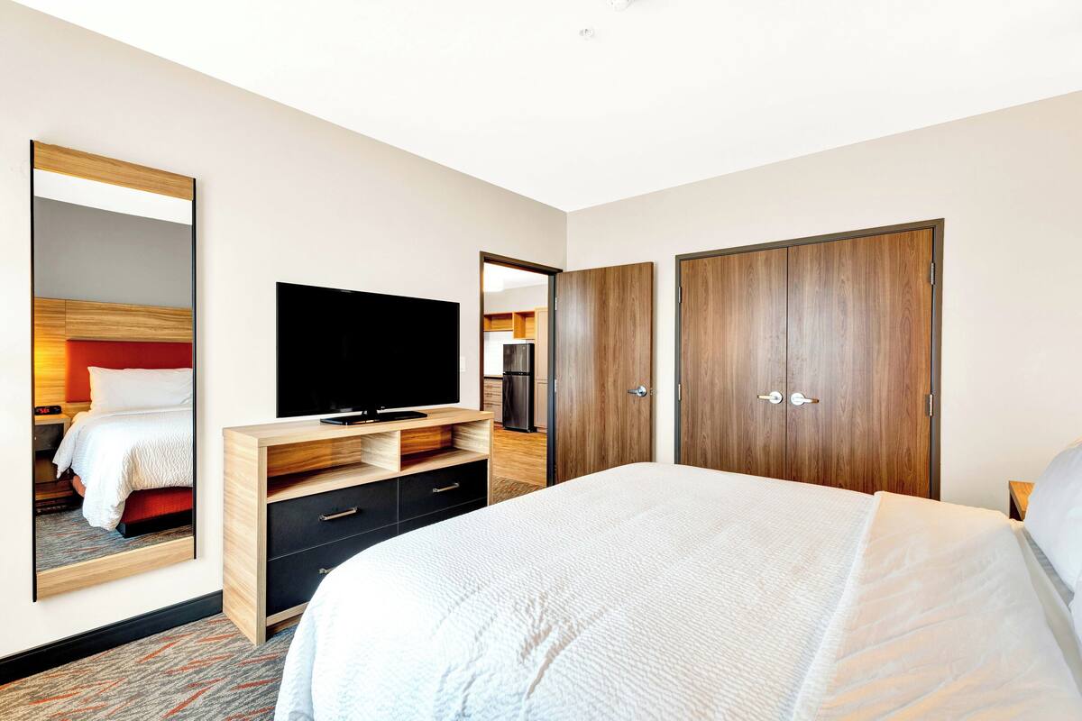 1 bedroom, desk, soundproofing, iron/ironing board