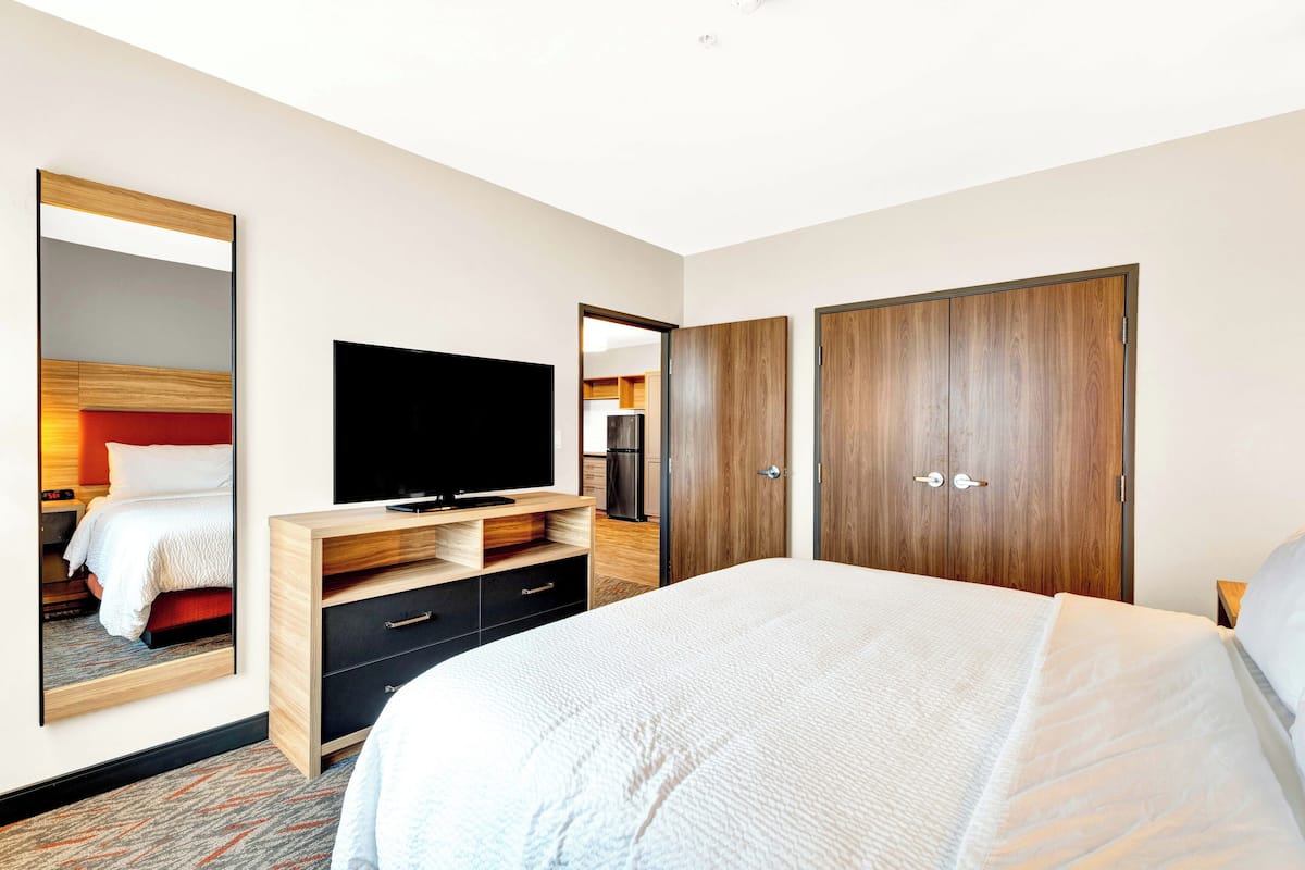 1 bedroom, desk, iron/ironing board, free cots/infant beds