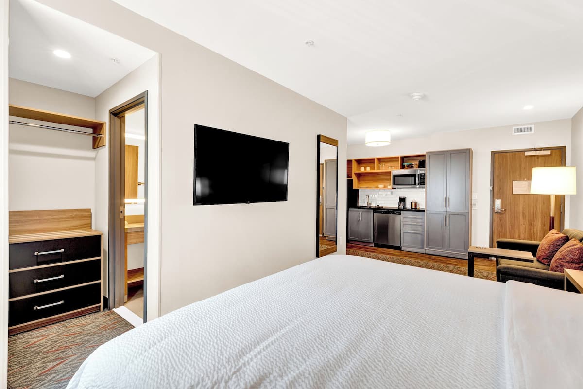 1 bedroom, desk, iron/ironing board, free cots/infant beds