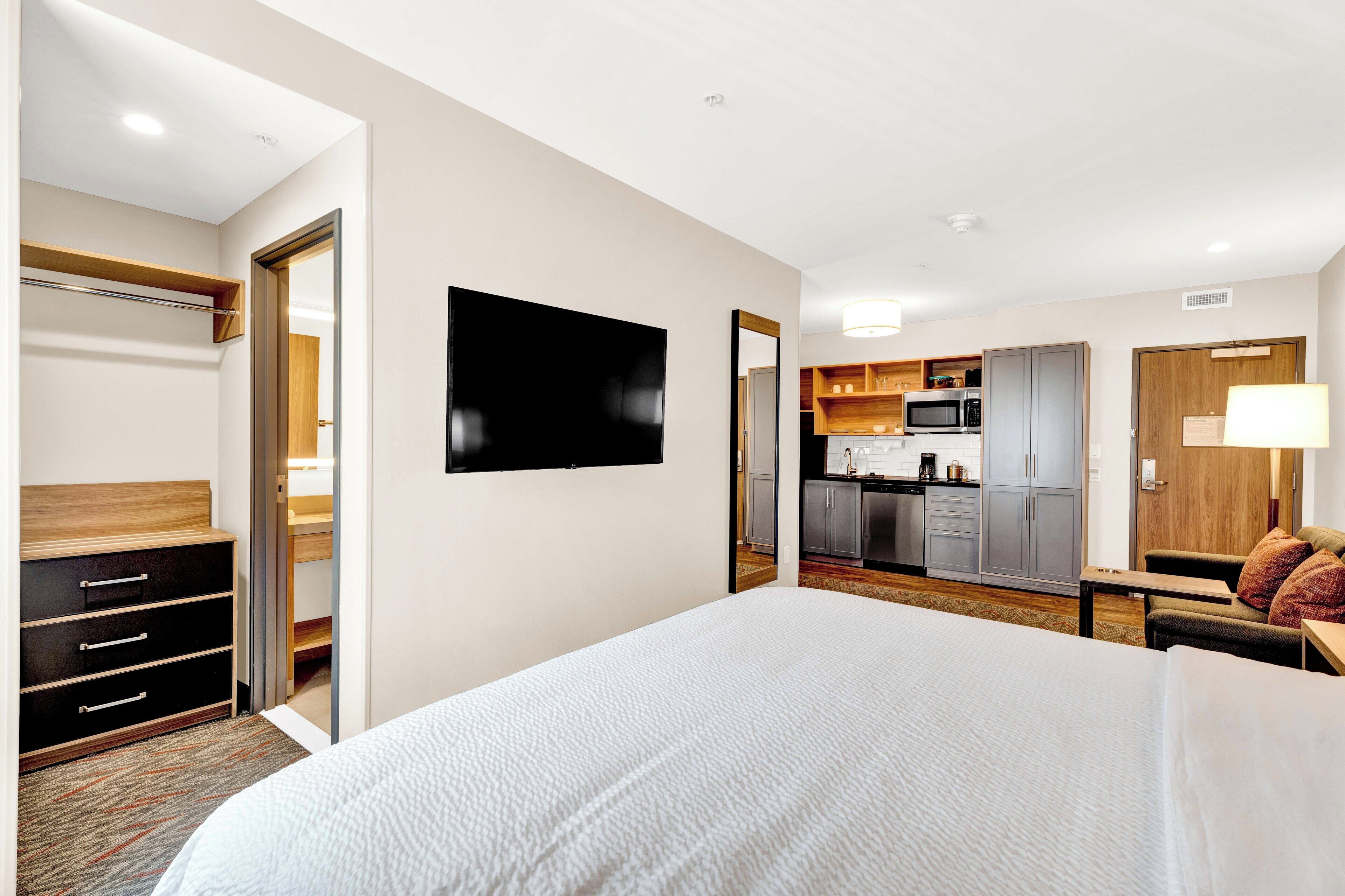 1 habitación, escritorio y tabla de planchar con plancha 