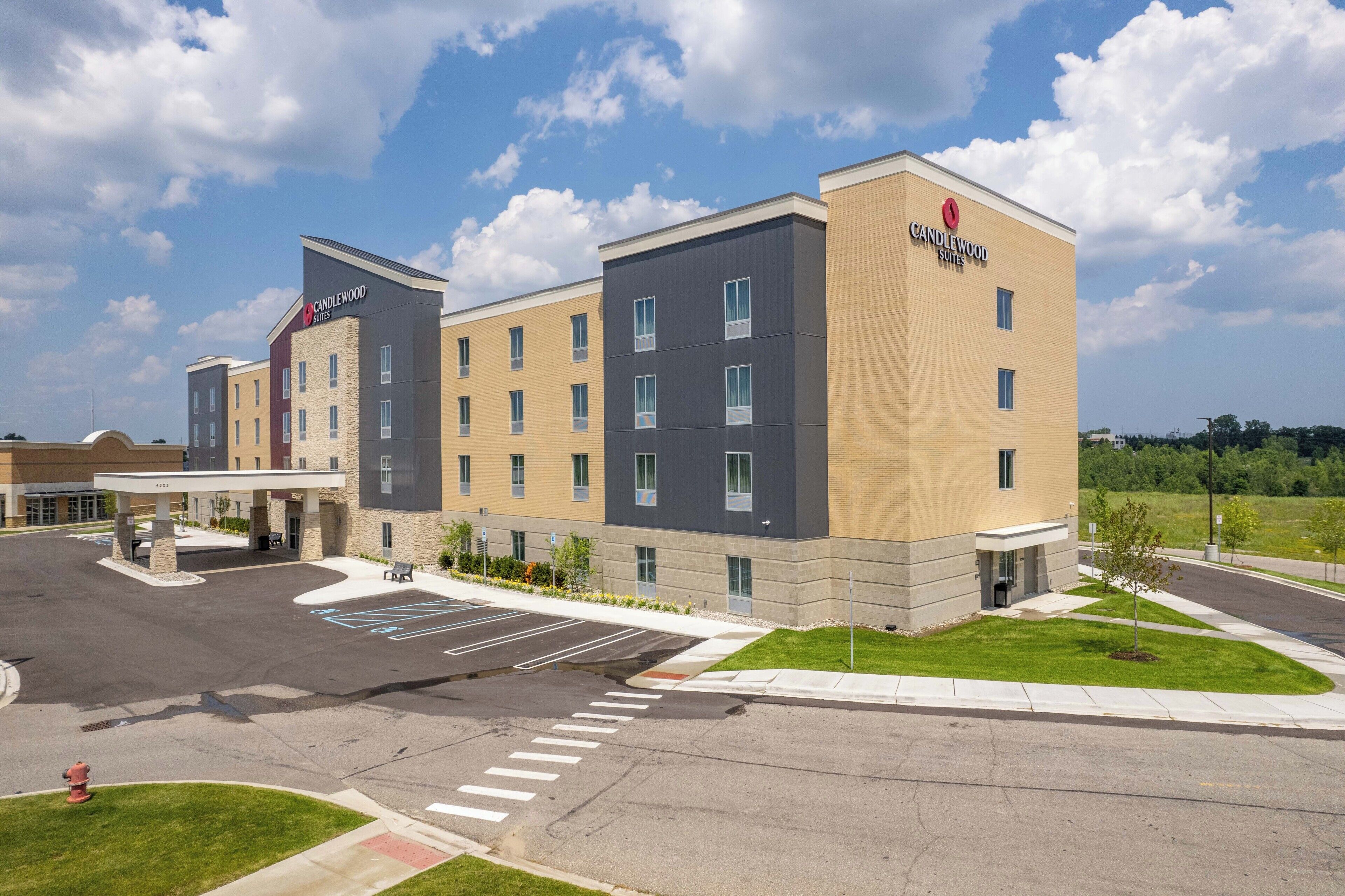 Un hôtel au design moderne, doté d’une cour intérieure et d’un parking.