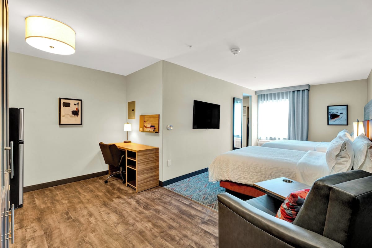 1 bedroom, desk, iron/ironing board, free cribs/infant beds