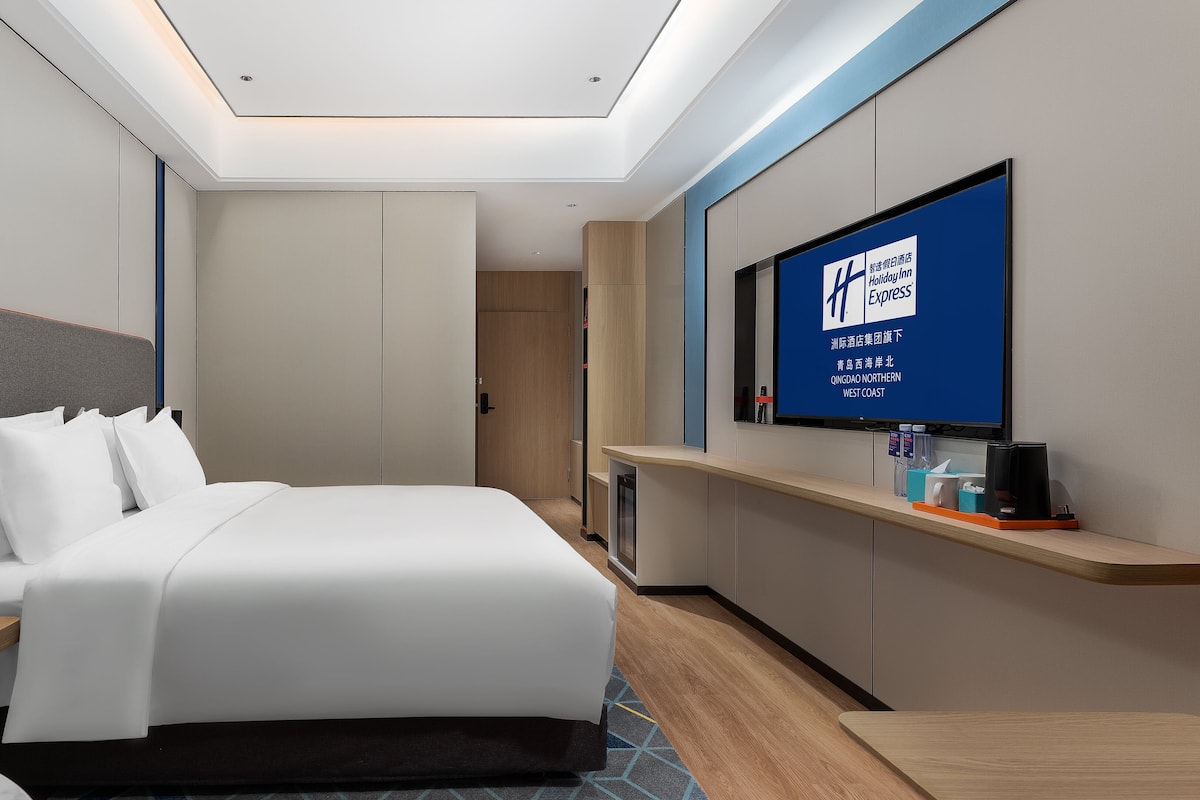 Standard Room | In-room safe, desk, laptop workspace, blackout curtains
