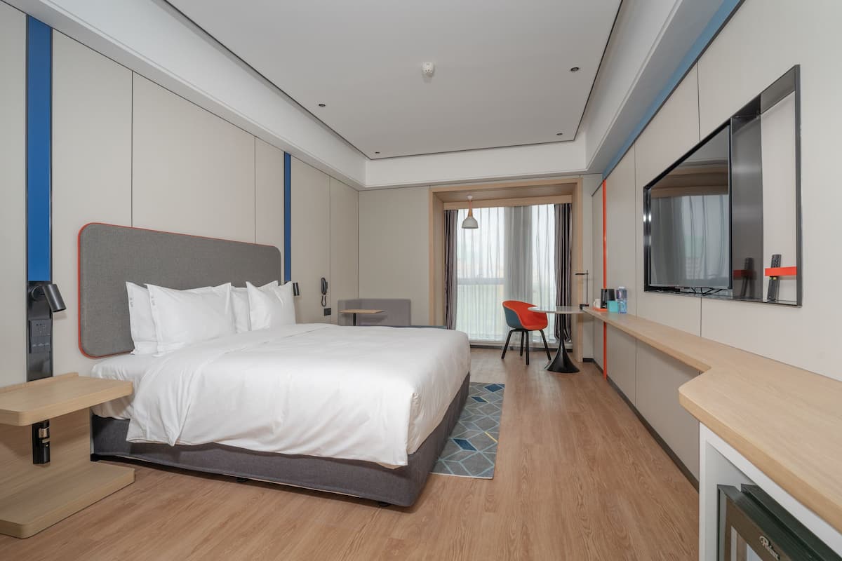 Standard Room, 1 King Bed | In-room safe, desk, laptop workspace, blackout curtains