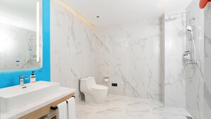 Habitación estándar, 2 camas individuales | Baño | Bañera profunda y cabezal de ducha tipo lluvia