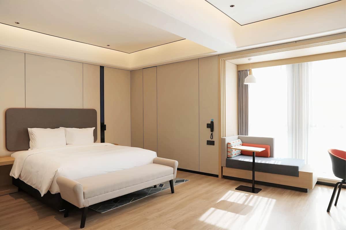 Standard Room, 1 King Bed (Up to 3 guests) | In-room safe, desk, laptop workspace, blackout curtains
