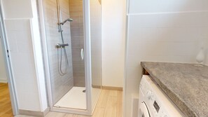 Dusche, Haartrockner, Handtücher, Toilettenpapier