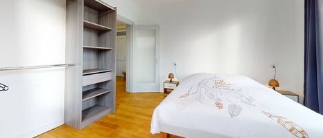 2 habitaciones, insonorización y tabla de planchar con plancha
