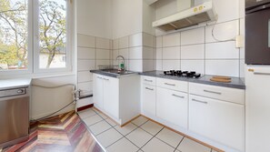 Een koelkast, een microgolfoven, een oven, een kookplaat