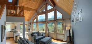 Smart TV, libros y oficina 