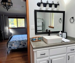 3 bedrooms, desk, iron/ironing board, travel crib