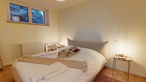 Iron/ironing board, free WiFi, bed sheets